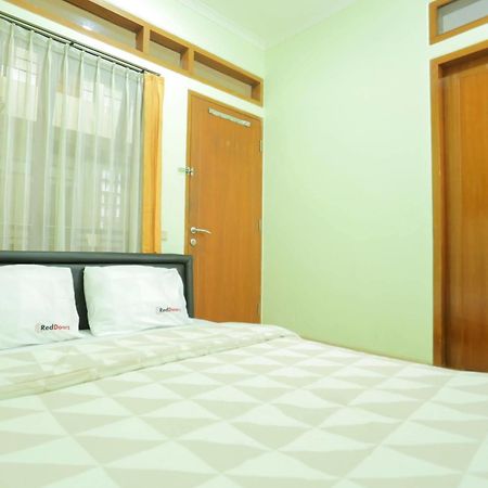 Hotel Reddoorz Near Sukajadi Bandung Exterior foto